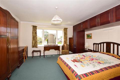 18 Kingston Avenue, Leatherhead, KT22 7HY