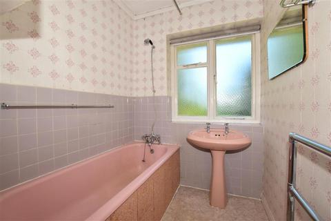 18 Kingston Avenue, Leatherhead, KT22 7HY