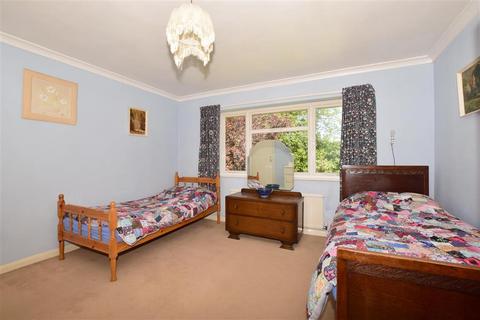 18 Kingston Avenue, Leatherhead, KT22 7HY