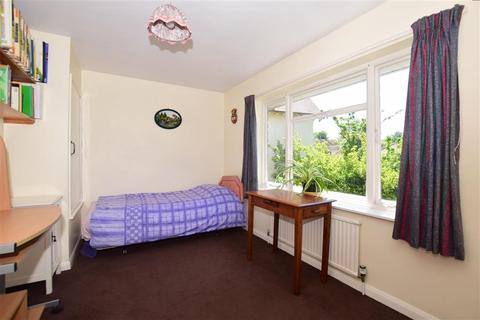 18 Kingston Avenue, Leatherhead, KT22 7HY