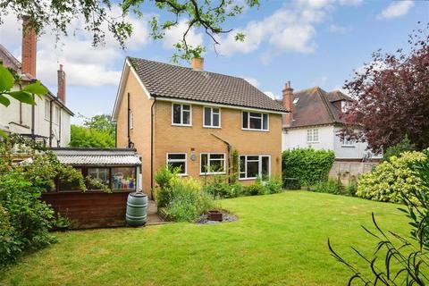 18 Kingston Avenue, Leatherhead, KT22 7HY