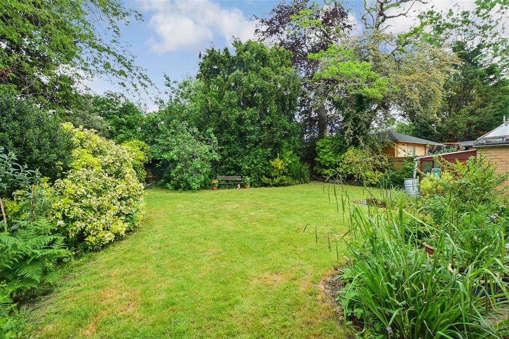 Kingston Avenue, Leatherhead, Surrey 4 bed detached house £750,000