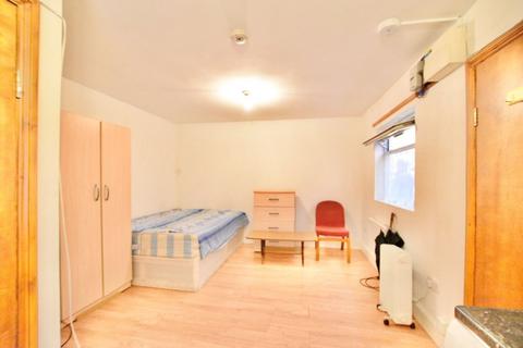 Studio to rent, Sidmouth Road, Leyton, E10