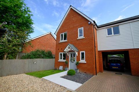 28 Highwell Gardens, Hawkwell, Hockley, SS5 4LY