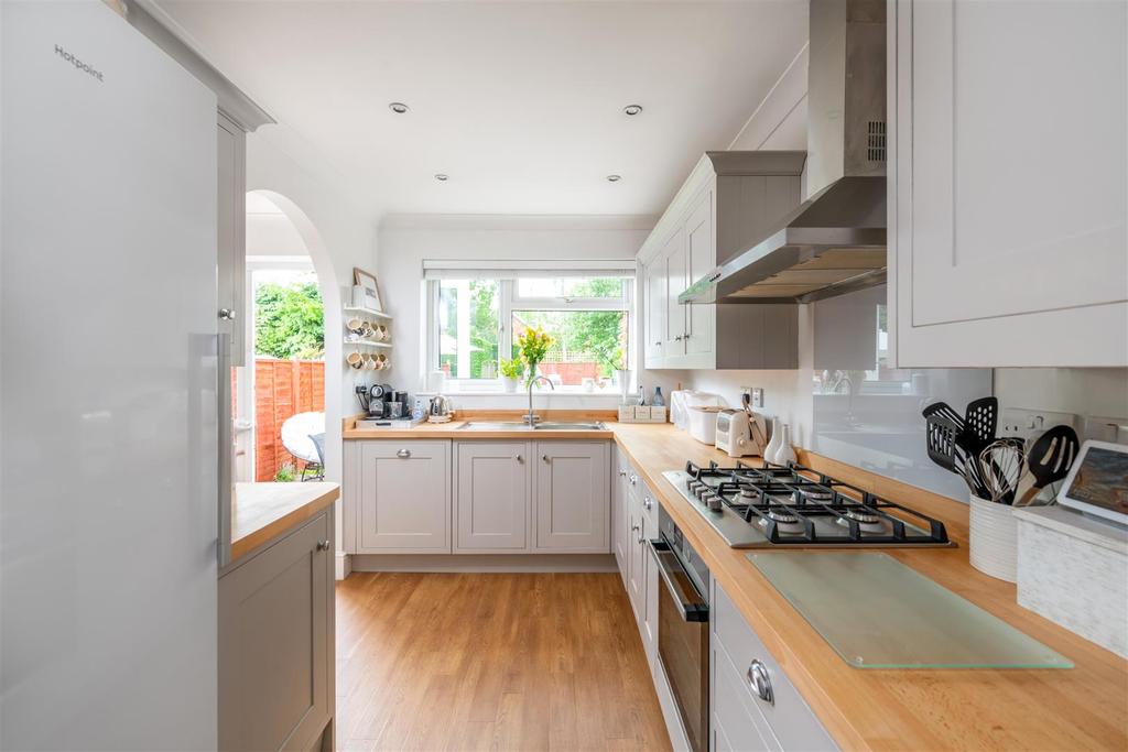Avenue Gardens, Horley 3 bed semidetached house £490,000
