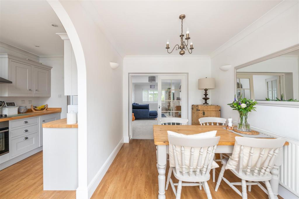 Avenue Gardens, Horley 3 bed semidetached house £490,000