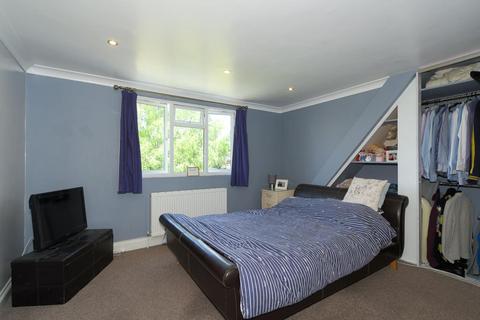 16 Gale Crescent, Banstead, SM7 2HZ