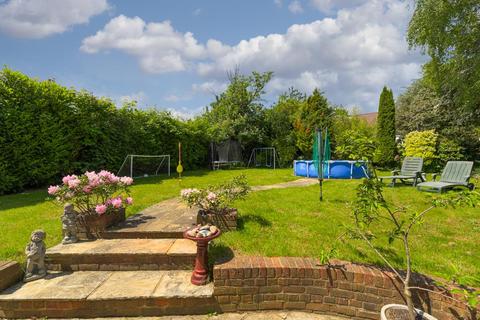 16 Gale Crescent, Banstead, SM7 2HZ