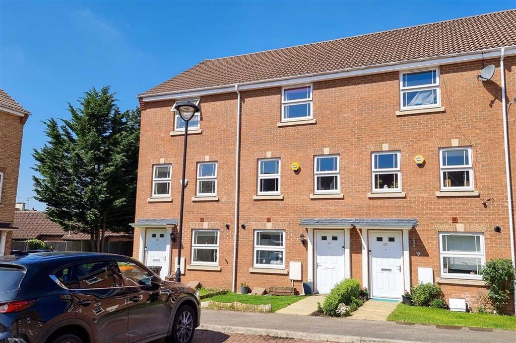Drakes Avenue, Leighton Buzzard 4 bed townhouse £325,000