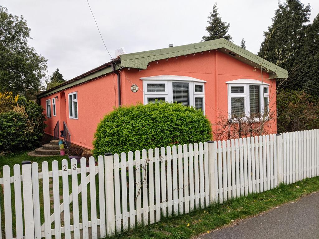 BROWNFIELD GARDENS, MAIDENHEAD, BERKSHIRE, SL6 3 bed park home £235,000