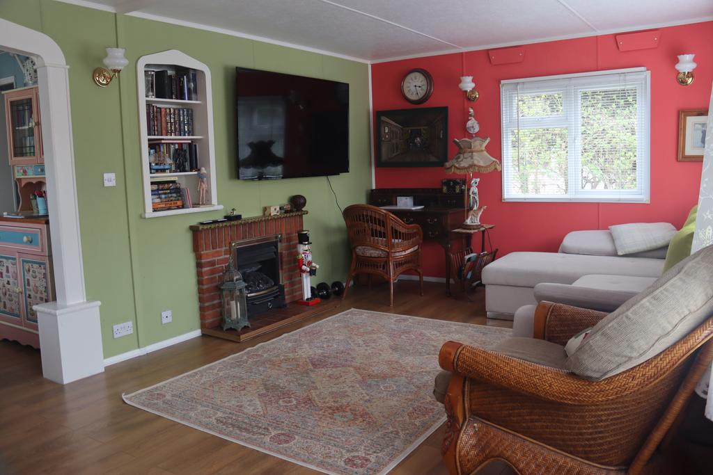 BROWNFIELD GARDENS, MAIDENHEAD, BERKSHIRE, SL6 3 bed park home £235,000