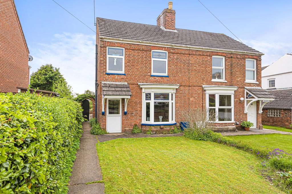 Spilsby Road, Horncastle, Lincs, LN9 6AW 3 bed semidetached house £