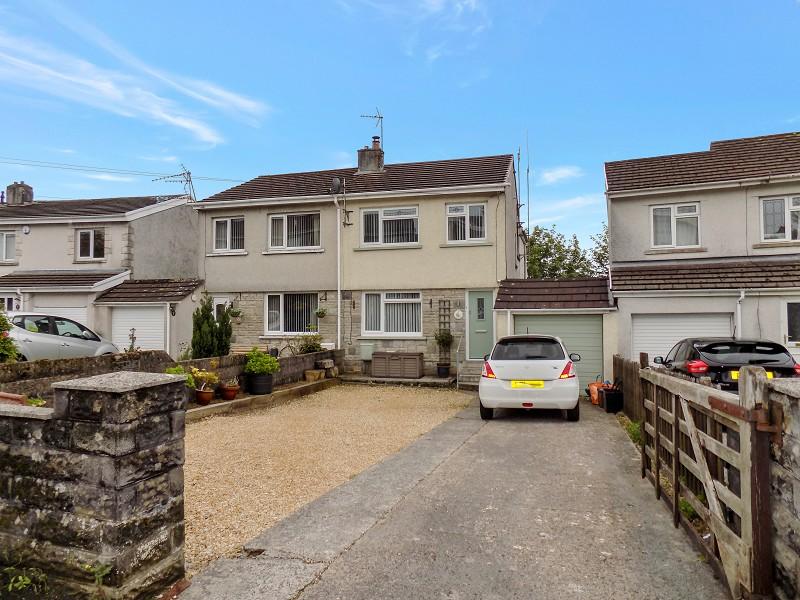 Ty Fry Close, Brynmenyn, Bridgend. 3 bed semidetached house £220,000