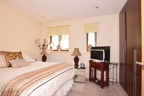 21 Montgomery Close, Gravesend, DA12 5NR