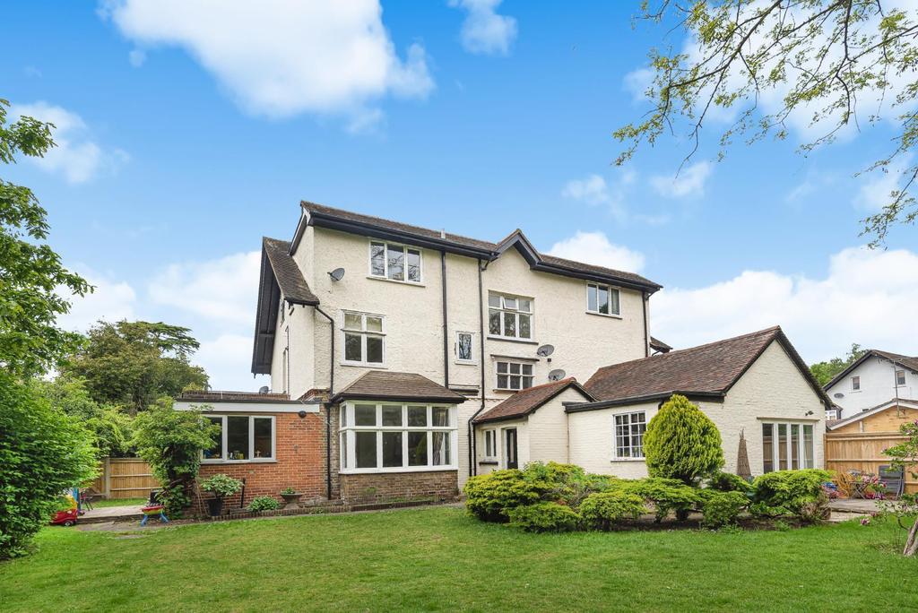 Highfield Road, West Byfleet, KT14 1 bed apartment £259,950
