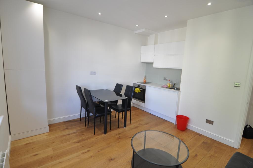 Earls Court Road, Kensington, London W8 1 bed apartment £1,365 pcm (£