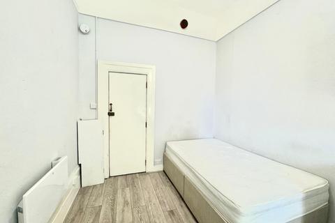 Studio to rent, Sussex Gardens, Paddington, London W2