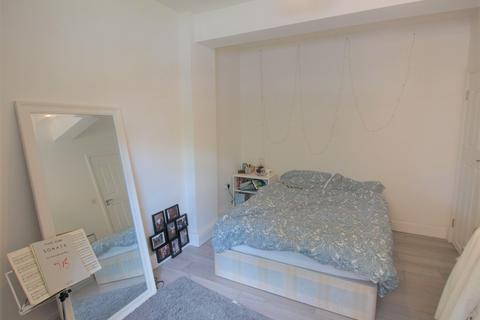 4 bedroom flat to rent, Nevitt House, New North Road, Old Street, N1