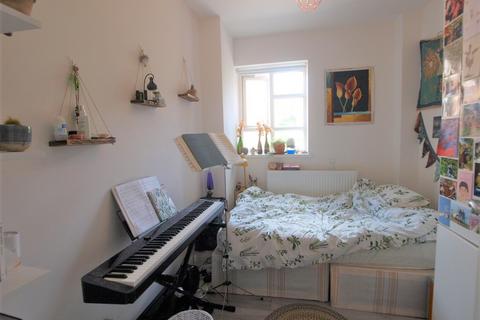 4 bedroom flat to rent, Nevitt House, New North Road, Old Street, N1
