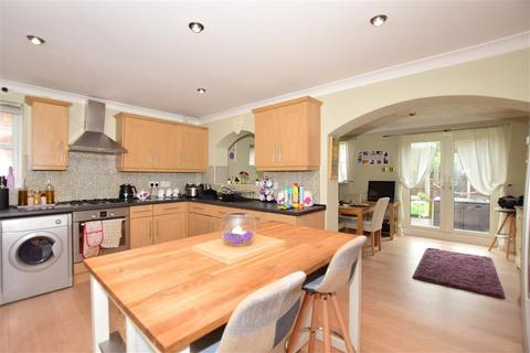116 Yeates Drive, Kemsley, Sittingbourne, ME10 2PW