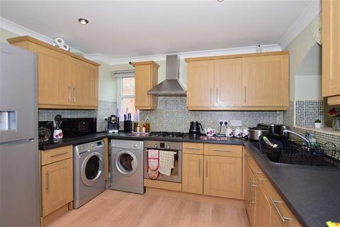 116 Yeates Drive, Kemsley, Sittingbourne, ME10 2PW