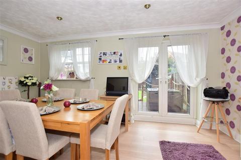 116 Yeates Drive, Kemsley, Sittingbourne, ME10 2PW