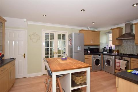 116 Yeates Drive, Kemsley, Sittingbourne, ME10 2PW