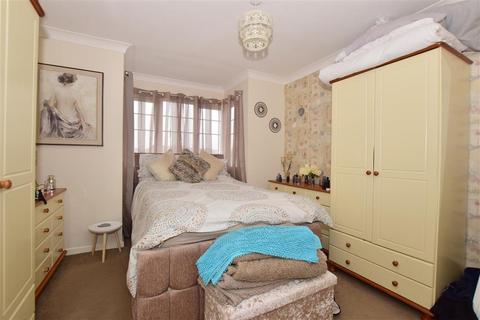 116 Yeates Drive, Kemsley, Sittingbourne, ME10 2PW