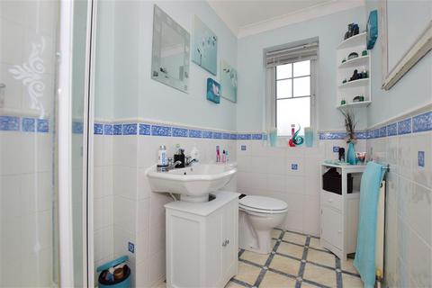 116 Yeates Drive, Kemsley, Sittingbourne, ME10 2PW