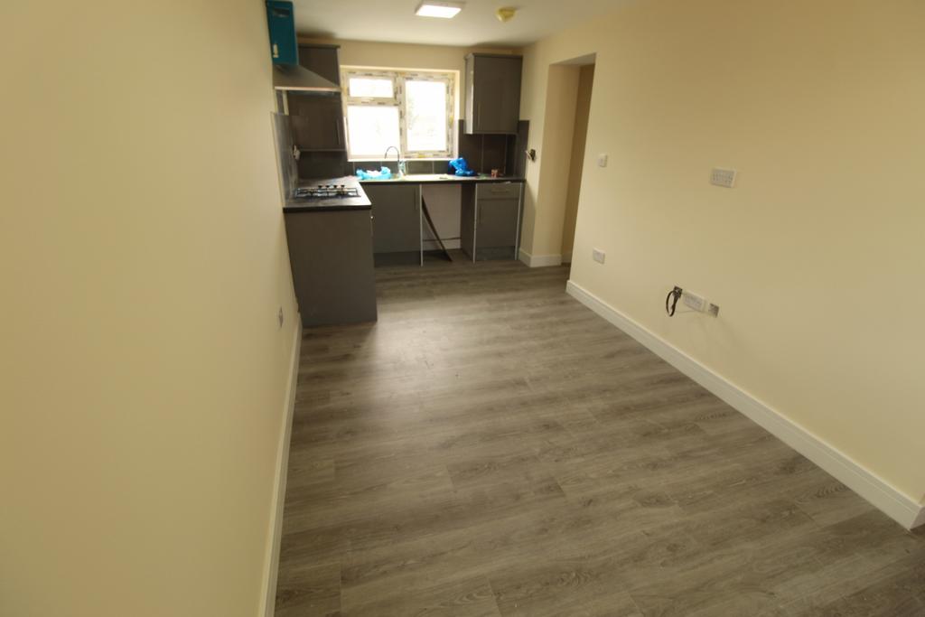 Newly Renovated Three Bedroom Flat with new Bath