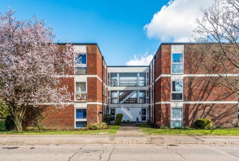 Madeira Crescent, West Byfleet, KT14 6BJ 2 bed flat £1,095 pcm (£253 pw)