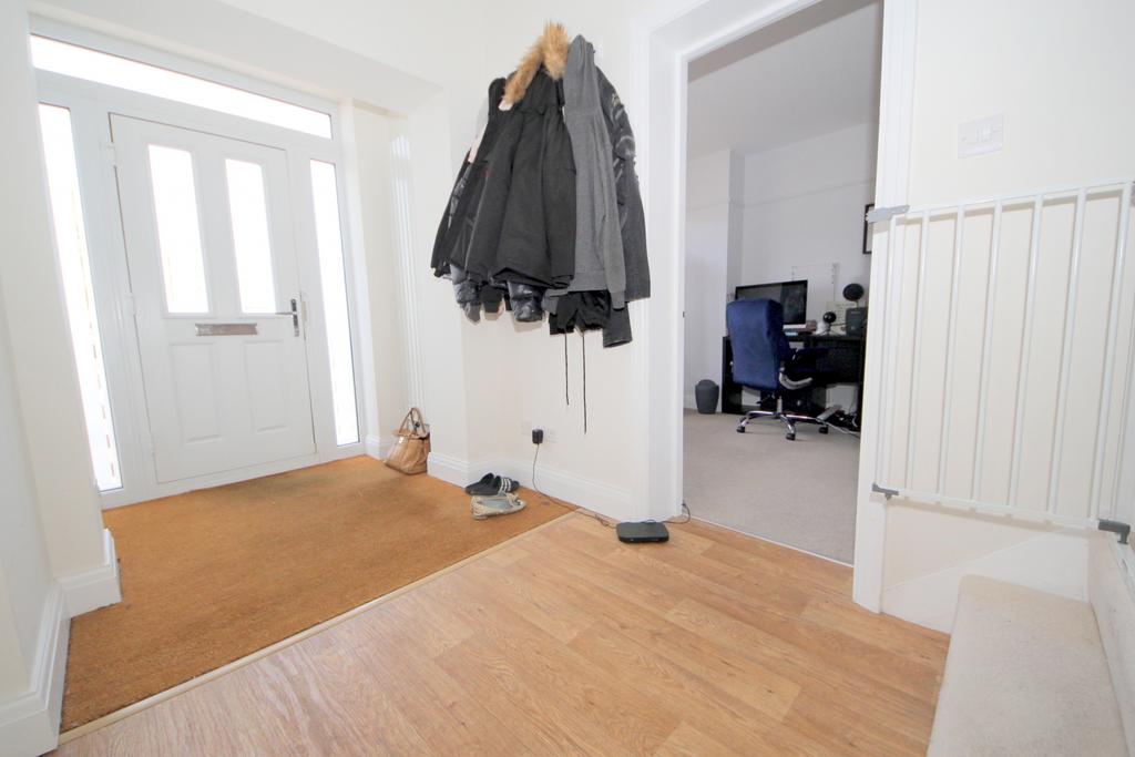 Uplands Way, Grange Park N21 4 bed semidetached house £2,750 pcm (£