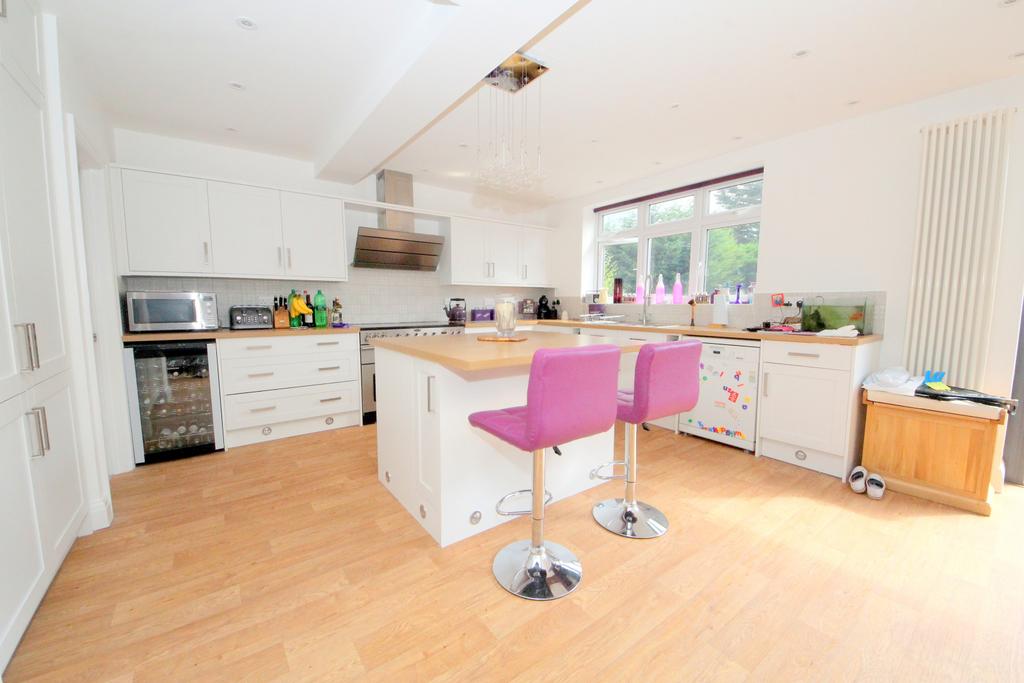 Uplands Way, Grange Park N21 4 bed semidetached house £2,750 pcm (£