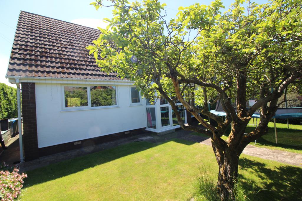 Lower Green, PoultonleFylde, Lancashire, FY6 3 bed bungalow £359,950