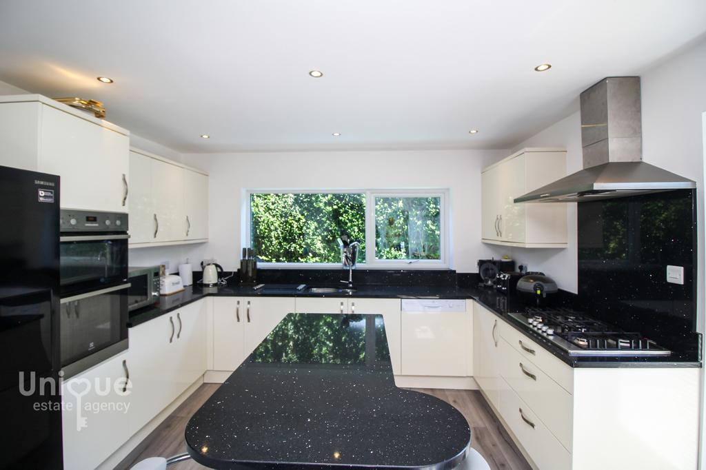 Lower Green, PoultonleFylde, Lancashire, FY6 3 bed bungalow £359,950