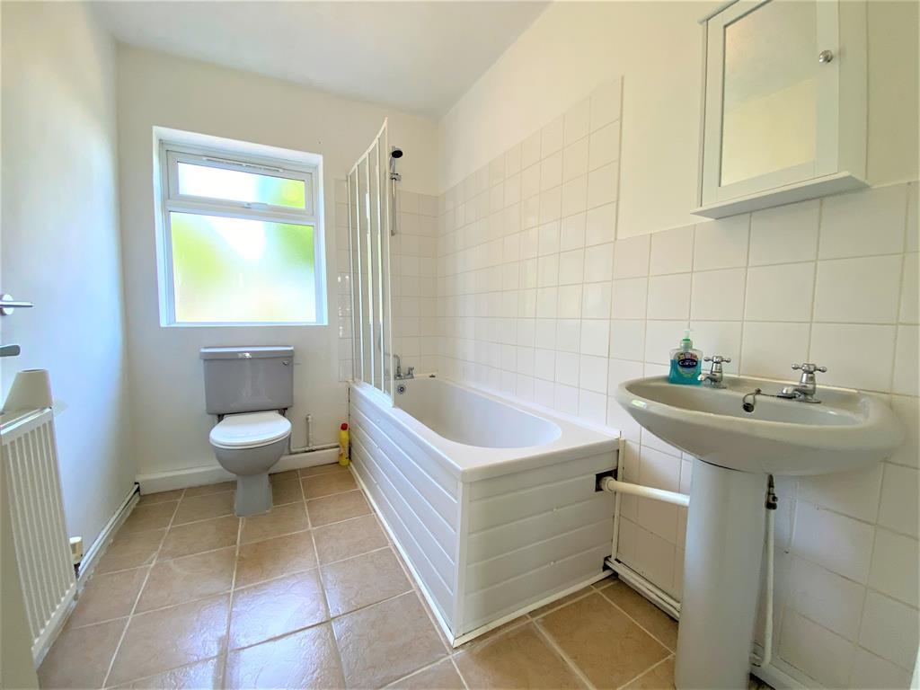 The Larches, Hillingdon, Middlesex, UB10 0DW 2 bed ground floor