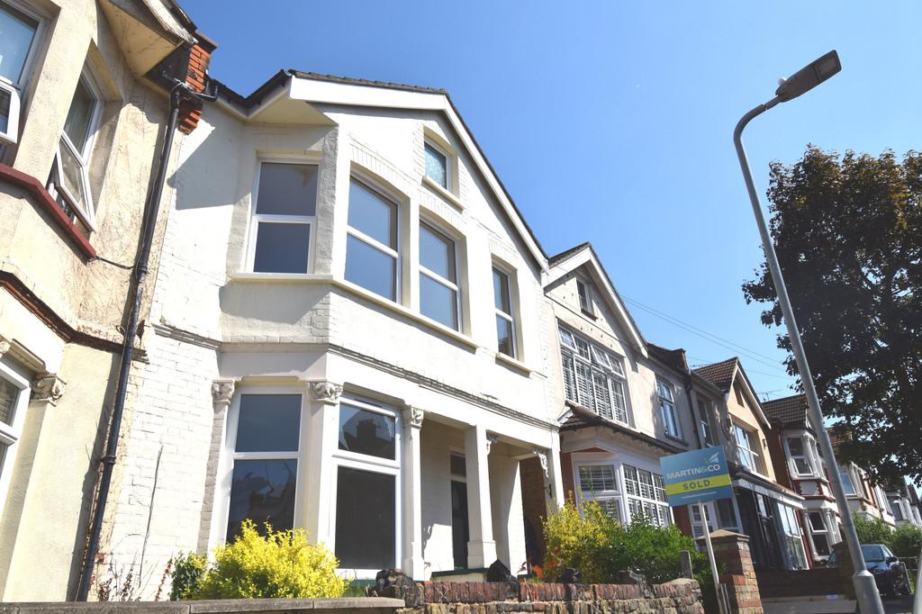 Inverness Avenue, WestcliffonSea 2 bed apartment £900 pcm (£208 pw)