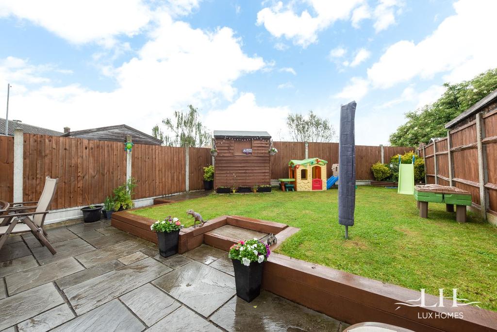 Abbotts Drive, StanfordleHope 2 bed terraced house £290,000