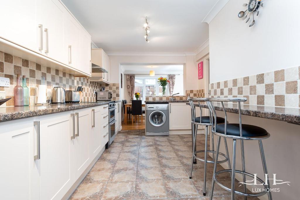 Abbotts Drive, StanfordleHope 2 bed terraced house £290,000