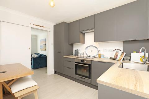 1, Wolsey Court Bridge Road, East Molesey, KT8 9HS