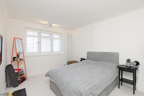 1, Wolsey Court Bridge Road, East Molesey, KT8 9HS