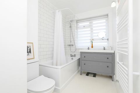 1, Wolsey Court Bridge Road, East Molesey, KT8 9HS