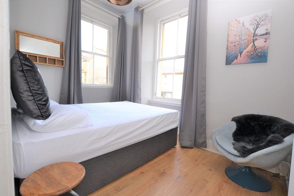 Canon Street, Edinburgh Available Now 2 bed flat £850 pcm (£196 pw)