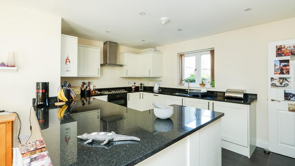 Rugby Road, Maxton, Dover, CT17 3 bed semidetached house £320,000