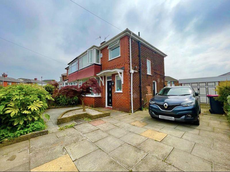 Cliftonville Drive, Swinton, Manchester 3 bed semidetached house £
