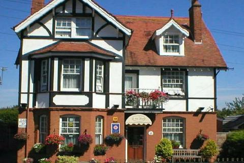 1 bedroom in a house share to rent, Lymington Road, Christchurch