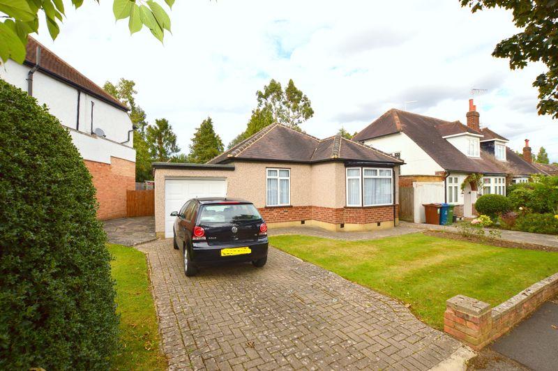 Sylvia Avenue, Hatch End 3 bed detached bungalow £1,850 pcm (£427 pw)