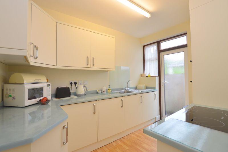 Sylvia Avenue, Hatch End 3 bed detached bungalow £1,850 pcm (£427 pw)