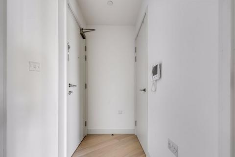 2 bedroom apartment to rent, Cutter House, Royal Wharf, E16