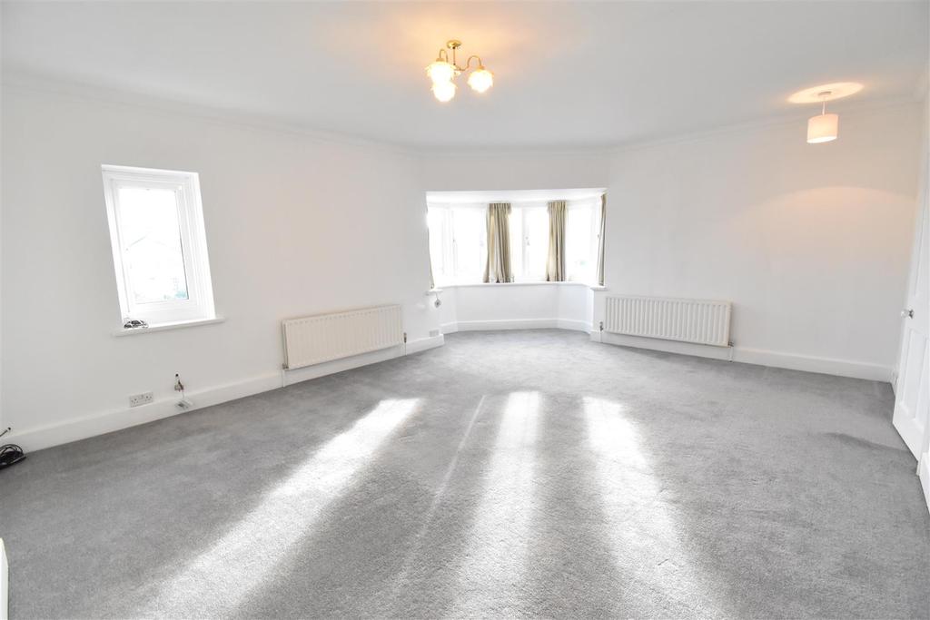 Thorkhill Road, Thames Ditton 2 bed flat £1,295 pcm (£299 pw)